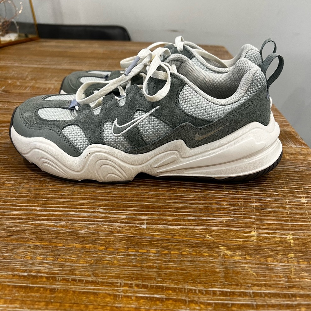 Women’s Nike sneakers
